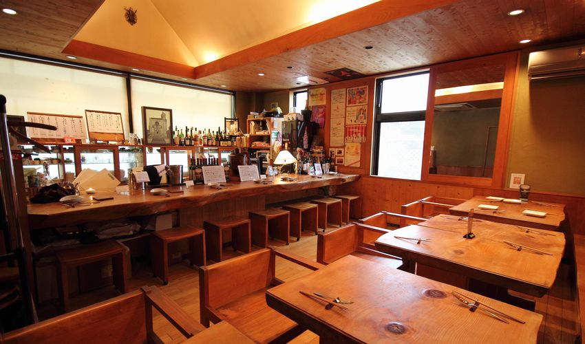 宮崎市の繁華街　橘通西　通称ニシタチにあるカジュアルフレンチレストラン「Bar Restaurant 直樹」店内